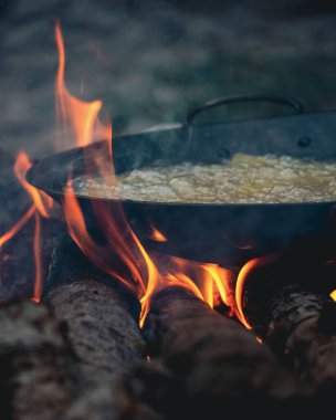 Kamp ateşinde kızartma tavası