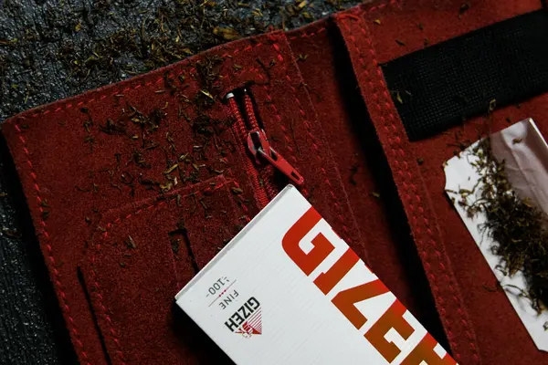 Гизе Ролл Бумага Красной Табачной Сумке — стоковое фото