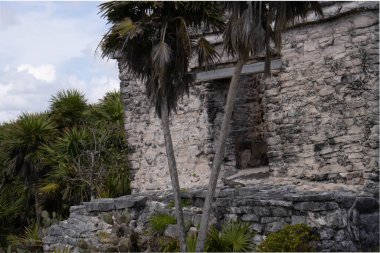 Tulum Harabeleri Meksika 'da bulunan bir Maya şehridir. Amerika' nın Maya Rivierası 'nda büyük bir kültür ve tarih mirası bırakarak tatil için ideal bir yer haline gelen Kolombiya öncesi bir medeniyettir..