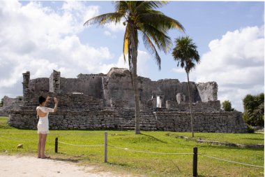 Yazın Tulum 'un Mayalı harabelerinin fotoğrafını çeken turist, deniz kenarında Mayalı uygarlığına ait çok güzel ve turizm için ideal bir cennet kenti..