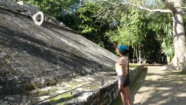 Νεαρή Γυναίκα Διακοπές Απολαμβάνοντας Παιχνίδι Μπάλα Στην Πόλη Των Μάγια — Αρχείο Βίντεο