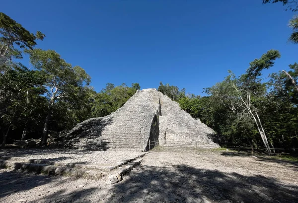 Μάγια Πυραμίδα Της Coba Που Βρίσκεται Στη Ζούγκλα Του Μεξικού — Φωτογραφία Αρχείου