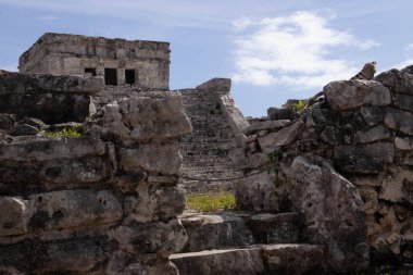Tulum Kalesi 'nin arka planında, Riviera Maya boyunca Tulum sahilinde bulunan bir Maya harabesi Karayip Denizi kıyısında, Meksika' da tatil yapan birçok turist tarafından ziyaret ediliyor..