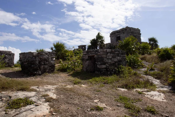 古代マヤ遺跡トゥルム城は メキシコの歴史を残したコロンビア以前の都市と文化です マヤ人はカリブ海に隣接するマヤ リビエラに都市を定住させました — ストック写真