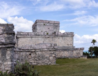 Tulum şatosunun ünlü Maya harabesi, yaya olarak Tulum plajı, Karayip Denizi kıyısındaki Maya medeniyetinin yeri, tatil ve yaz turizmi için ideal bir yer..