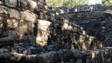 Yucatan yarımadasının ortasındaki Coba şehrinin eski Maya mimarisi (Meksika)).