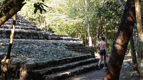 Tourist Περπάτημα Μέσα Από Ένα Αρχαίο Μάγια Ερείπιο Στη Μέση — Φωτογραφία Αρχείου