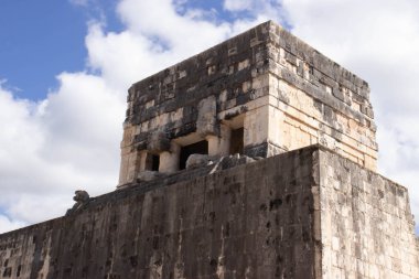 Yucatan Yarımadası 'nın ortasında yer alan Maya uygarlığının tanrısını sembolize eden kukulkan piramidindeki Chichen itza adlı oyun..