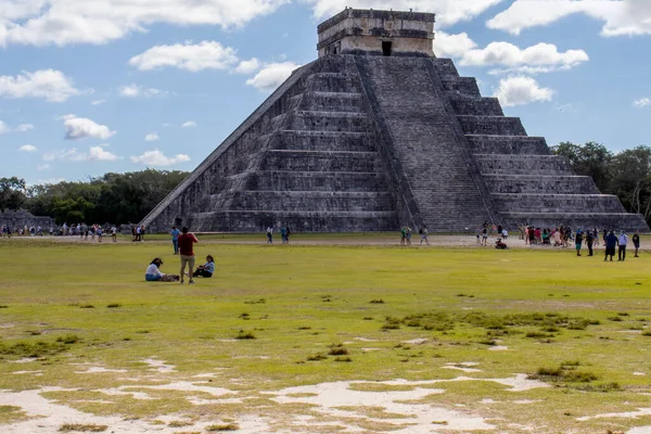 Turistas Disfrutando Del Templo Piramidal Maya Kukulkan Chichén Itza Considerado — Foto de Stock