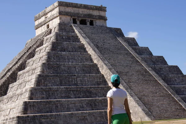 Turista Atraído Por Antigua Pirámide Maya Templo Kukulkan Chichén Itzá — Foto de Stock