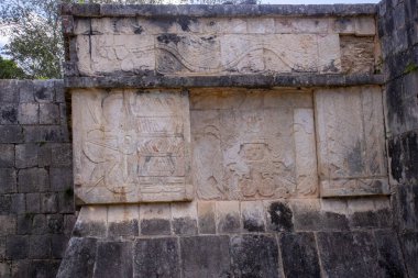 Piste 'deki Chichen Itza (Meksika) şehrindeki antik bir Maya anıtının sembolleri.).