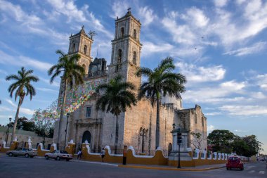 San Servacio Kilisesi Valladolid 'de Yucatan Yarımadası' nın (Meksika) ortasında, Meksika ormanının ortasında renkli caddelerle.