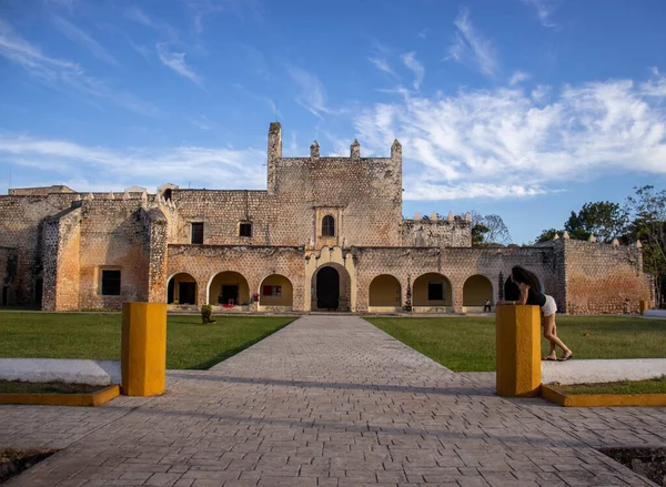Турист Отдыхает Монастыре Сан Бернардино Сиене Вальядолиде Мексика Полуострове Юкатан — стоковое фото