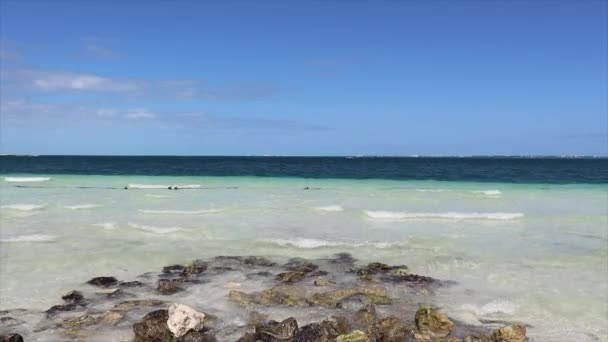 Krásná Scenérie Pozadím Karibského Moře Pod Zářivými Paprsky Letního Slunce — Stock video