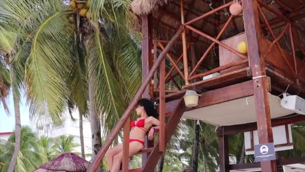 Vacker Och Sexig Badvakt Sexig Bikini Utsiktstornet Uppmärksam Simmarna Baywatch — Stockvideo