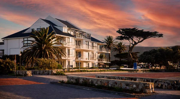 Evlerin güzel panoramik fotoğrafı ve Afrika 'nın en güneydeki şehirlerinden biri olan ve kayalıklardan balina izlemek için en iyi şehirlerden biri olan Güney Afrika' daki Hermanus şehri..