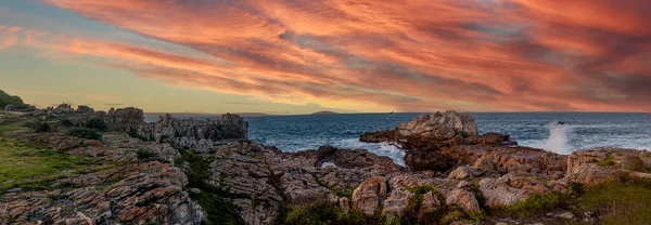 Ünlü Hermanus uçurumunun panoramik manzarası ünlü Güney Afrika Atlantik Okyanusu 'na tepeden bakan güzel bir günbatımı manzarası, ve oradan sonsuz sayıda balina görebilirsiniz..