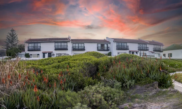 Afrika 'nın en güneydeki şehirlerinden biri olan ve balinaların gözlemlenebildiği Güney Afrika' nın Hermanus şehrinin günbatımının güzel panoramik manzarası.