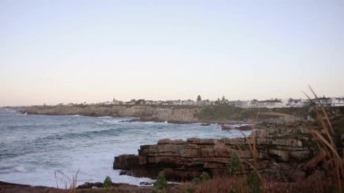Hermanus uçurumunun ünlü panoramik manzarası, Güney Afrika şehri, karadan balina izlemek için dünyanın en iyi şehri..