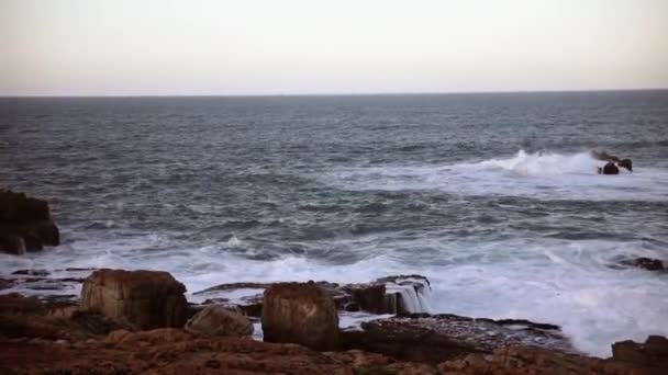 Panoramiczny Widok Ocean Atlantycki Klifu Molo Rybackiego Południowoafrykańskim Mieście Hermanus — Wideo stockowe
