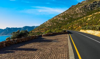 Güney Afrika 'daki Fynbos Sahili' nin panoramik manzarası. Bahçe yolu ve Clarence sürücüsü olarak da bilinir. Arka planda Atlantik Okyanusu var..