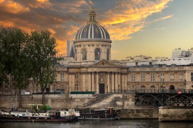 Paris 'te güzel bir şehir oluşturan, Paris' in güzel bir zıtlığı, manzarası ve arka planının oluşmasına katkıda bulunan Seine Nehri kıyısındaki Fransa Enstitüsü..
