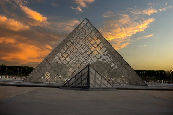 Louvre Museum Paris Beautiful Sunset Sky Creating Beautiful Backdrop Seine — Zdjęcie stockowe
