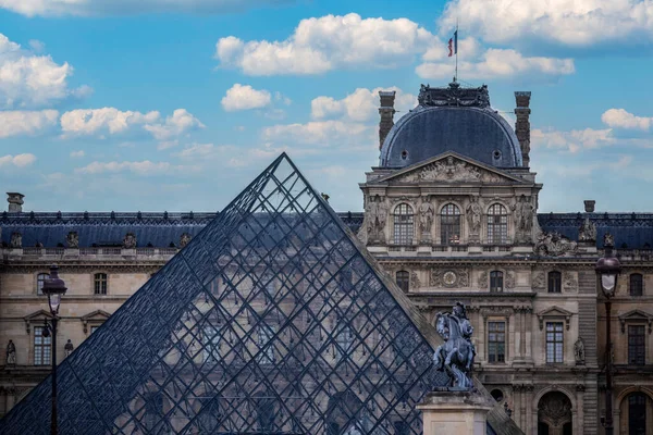 Entrance Monument Pyramid Louvre Museum Paris Its Buildings Banks Seine —  Fotos de Stock