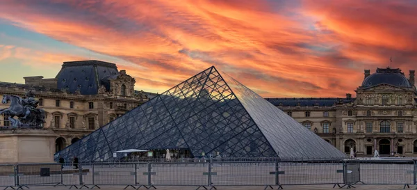 Beautiful Panoramic View Louvre Museum Paris Its Buildings Pyramids Banks — Zdjęcie stockowe