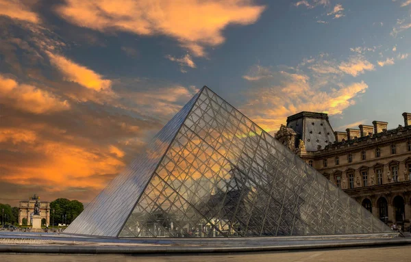 Pyramid Louvre Museum Paris Sunset Orange Sky Banks Seine River — Zdjęcie stockowe