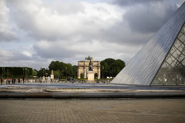 Part Louvre Museum Paris Triumphal Arch Background Banks Seine River — Zdjęcie stockowe