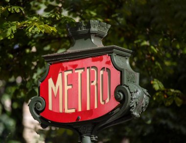 Metallic poster of the metro sign of the French city of Paris, this means of transport runs throughout the city along the Seine River, this beautiful poster is located near the Place of Concorde.