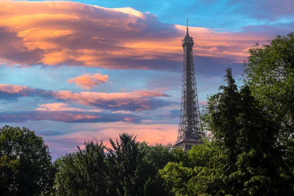 Background Eiffel Tower Paris Beautiful Sky French Capital Next Seine — Stock Photo, Image
