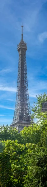 Eiffel Tower Paris Beautiful Blue Sky French Capital Next Seine — Fotografia de Stock