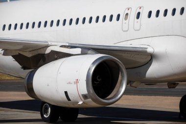 Ünlü bir çift motorlu yolcu uçağının motoru ve gövdesi. Bu uçaklar yolcuları gidecekleri yere götürmek için sürekli uçuyorlar..