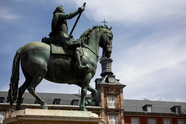 在马德里 西班牙 著名的广场上 西班牙国王菲利普三世的雕像 是马德里一个非常有名和繁忙的地方 — 图库照片