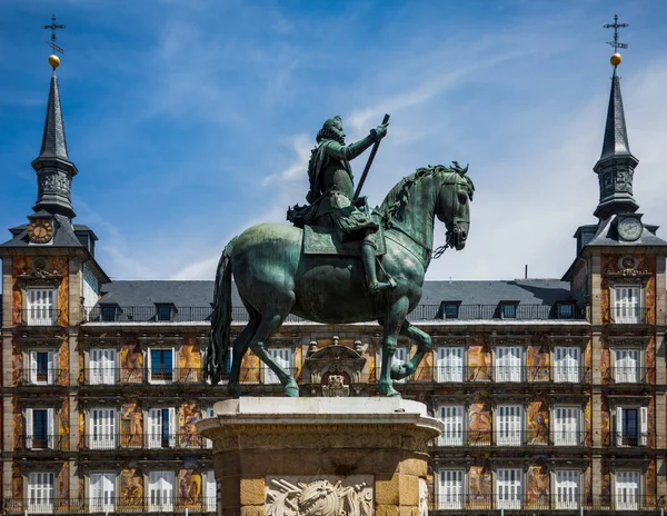 西班牙国王菲利普三世的塑像明信片 在马德里著名的广场上 背景上有一个漂亮的立面 是个非常有名的旅游胜地 也是个旅游胜地 — 图库照片