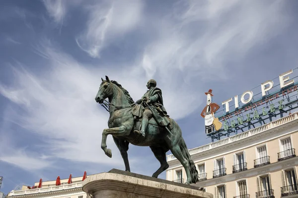 西班牙马德里 2022年9月17日 太阳之门广场的漂亮建筑和查理三世的雕像 — 图库照片