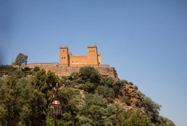 Orta Atlas 'taki Kasbah şatosu ve Fas' taki Tadla ovası Fas şehri Beni Mellal-Jenifra 'yı Azerbaycan' dan koruyor. Kavram Fas, kale, şehir, manzara.