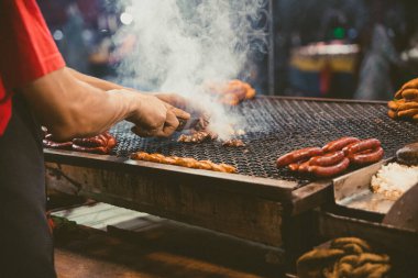 Beni Mellal-Jenifra 'nın Medine' sinde sokak yemeği yapmak için el yapımı lezzetli et Orta Atlas ile Tadla ovası arasında yer almaktadır..