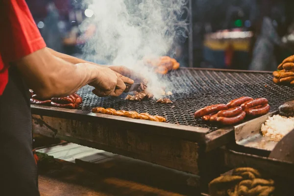 Beni Mellal-Jenifra 'nın Medine' sinde sokak yemeği yapmak için el yapımı lezzetli et Orta Atlas ile Tadla ovası arasında yer almaktadır..