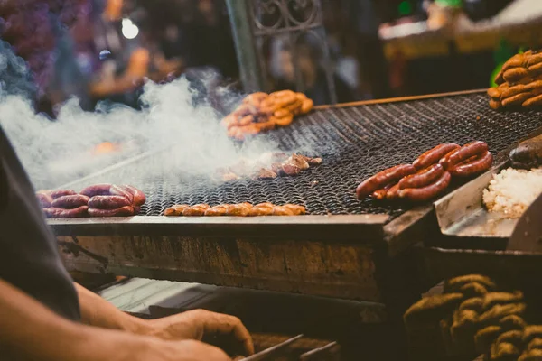 Beni Mellal-Jenifra Medina 'sında sokak yemeği yapmak için nefis ızgara et. Bu Fas şehri Orta Atlas ile Tadla ovası arasında yer almaktadır. Kavram sokak yemekleri, satış..