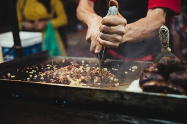 Cook, Beni Mellal meydanında sokak yemeklerinin etini kesiyor. Burası Fas 'ta bir şehir ve beni Mellal-Jenifra bölgesinin başkenti. Sokak yemekleri konsepti.