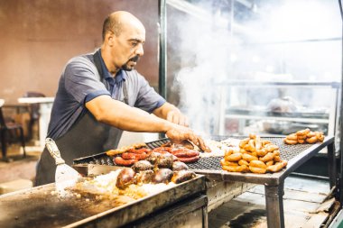 Beni Mellal, Fas - 23 Eylül 2022: Beni Mellal Meydanı 'nda sokak yemeği satmak için ızgara et pişirmek. Sokak yemekleri konsepti, tedarikçi..