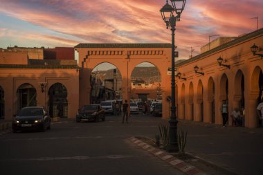 Beni Mellal, Fas - 8 Ekim 2022: Beni Mellal şehrinin merkezi, Beni Melal-Jenifra bölgesinin başkentidir..