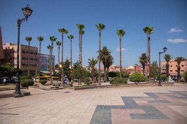 Beni Mellal, Fas - 11 Ekim 2022 Palmiye ağaçlarıyla dolu ve vatandaşlarla dolu Beni Mellal kasabasının şehir merkezinde, bu şehir Fas ve Orta Atlas 'ın merkezinde yer almaktadır..