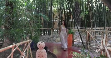 Marakeş, Fas 'ta bir botanik bahçesi olan Majorelle Garden' da yürüyen ve eğlenen turist kadın, Fransız göçmen sanatçı Jacques Majorelle tarafından 1924 yılında tasarlandı..