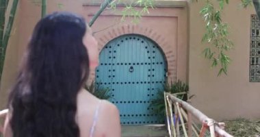 Fas 'ın Marakeş kentindeki bir botanik bahçesi olan Majorelle Garden' a giren turist, Fransız göçmen sanatçı Jacques Majorelle tarafından 1924 yılında tasarlandı..