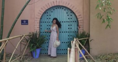 Fas 'ın Marakeş kentindeki bir botanik bahçesi olan Majorelle Garden' dan ayrılan turist, 1924 yılında Fransız göçmen sanatçı Jacques Majorelle tarafından tasarlandı..