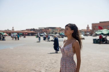 Marakeş 'in ana meydanı olan Jmaa El Fna Meydanı' nı gezen ve tadını çıkaran turistler, Fas 'ın şehir merkezinde yer alan bu şehrin en ünlü yeridir..